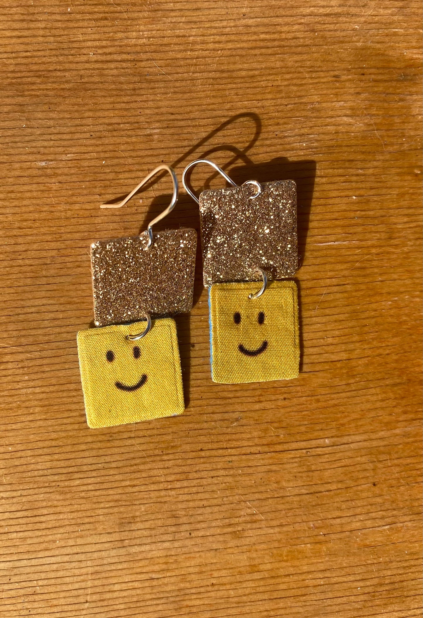 Face and sparkle shape earrings