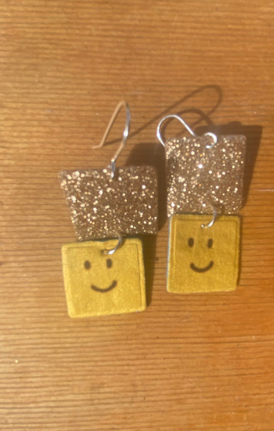Face and sparkle shape earrings
